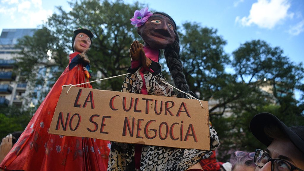 Cacerolazo cultural contra el DNU y la Ley Ómnibus de Milei en